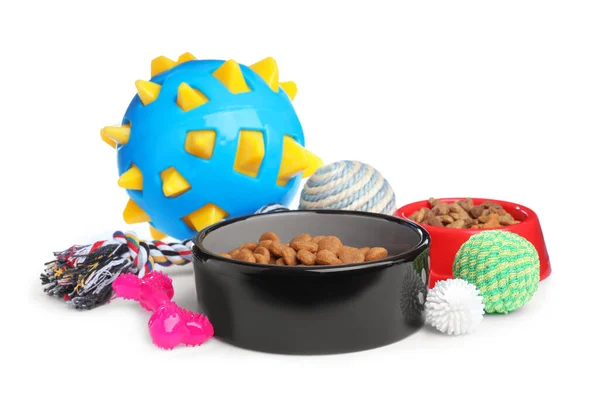 Tigelas Alimentação Brinquedos Para Animais Estimação Fundo Branco — Fotografia de Stock