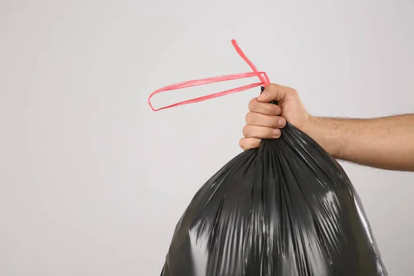 Man Met Volle Vuilniszak Lichte Achtergrond Close Ruimte Voor Tekst — Stockfoto