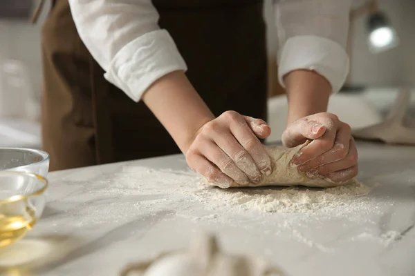 Frau Knetet Teig Tisch Küche Nahaufnahme — Stockfoto