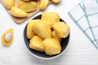 Lezzetli egzotik meyveli ampuller beyaz ahşap masada, düz yatıyordu.