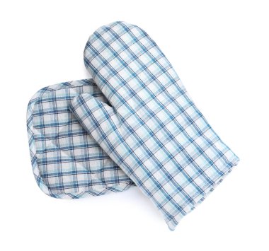 Beyaz arka planda sıcak yemekler için fırın eldiveni ve tutacağı.