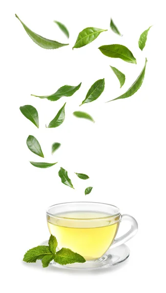 Κύπελλο Ζεστό Τσάι Και Φύλλα Πράσινο Που Πέφτουν Λευκό Φόντο — Φωτογραφία Αρχείου