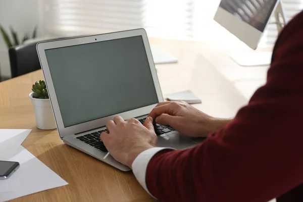 Frilansare Arbetar Laptop Vid Bordet Inomhus Närbild — Stockfoto