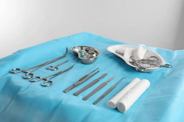 Różne Instrumenty Chirurgiczne Stole Jasnym Tle — Zdjęcie stockowe