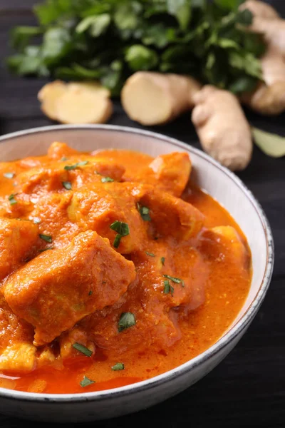 Egy Tál Finom Curry Csirke Fekete Asztalon Közelkép — Stock Fotó