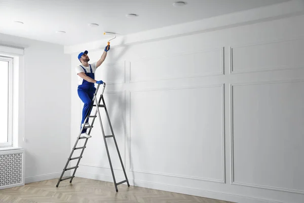 Handwerker Bemalen Decke Mit Weißem Farbstoff Innen Raum Für Text — Stockfoto