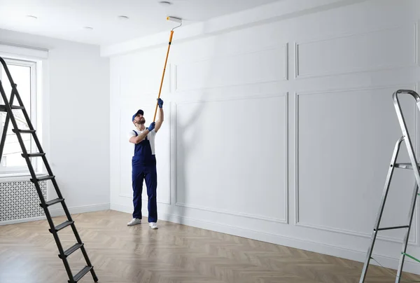 Handyman Painting Ceiling White Dye Indoors Space Text — Stock Photo, Image