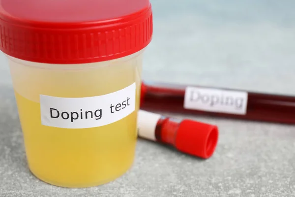 Kavanoz Dolusu Idrar Açık Gri Taş Masa Üzerinde Doping Testi — Stok fotoğraf