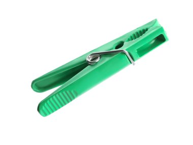 Parlak yeşil plastik mandal beyaza izole edilmiş.