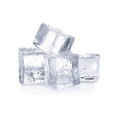 Su damlalı buz küpleri beyaza izole edilmiş.