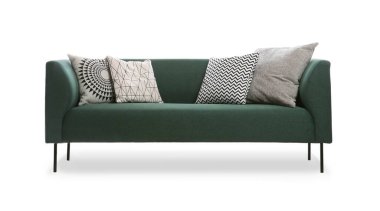 Beyaz arka planda yastıkları olan rahat yeşil bir kanepe. Oturma odası için mobilyalar.