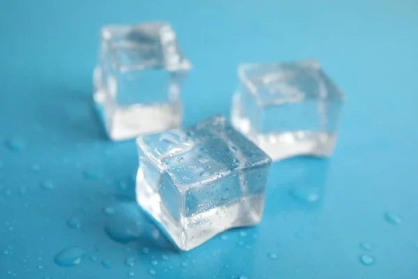 Cubi Ghiaccio Con Gocce Acqua Fondo Azzurro Primo Piano — Foto Stock