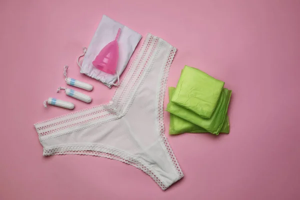 粉红背景妇女内裤及月经卫生用品的平铺构图 — 图库照片