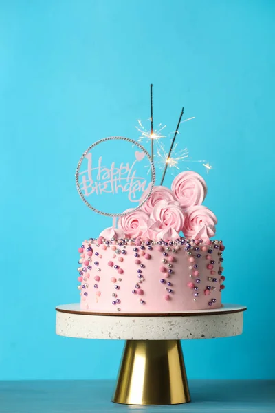 Torta Cumpleaños Bellamente Decorada Con Decoración Fiesta Mesa Madera Turquesa — Foto de Stock