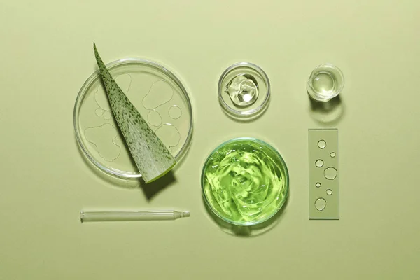 Органічний Косметичний Продукт Натуральні Інгредієнти Лабораторний Посуд Зеленому Фоні Плоский — стокове фото