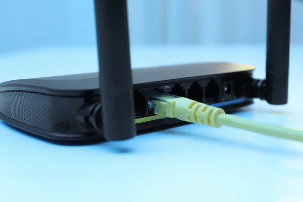 Kabel Tersambung Router Atas Meja Putih Closeup Komunikasi Internet Nirkabel — Stok Foto