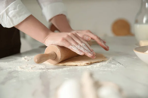 Frau Rollt Teig Tisch Küche Nahaufnahme — Stockfoto