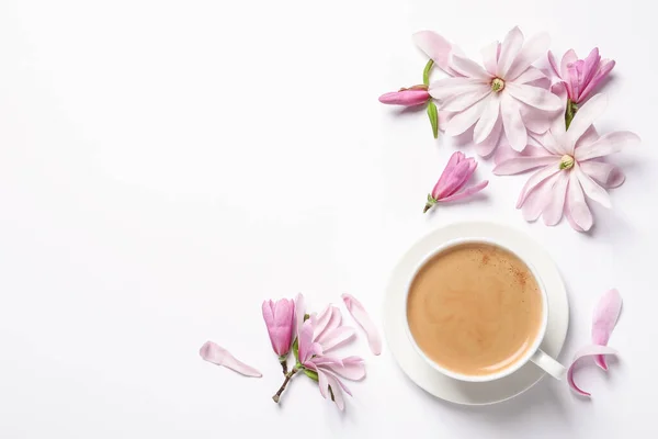 Mooie Roze Magnolia Bloemen Kopje Aromatische Koffie Witte Achtergrond Bovenaanzicht — Stockfoto