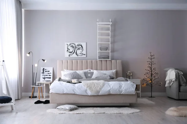 Gemütliche Schlafzimmereinrichtung Mit Dekorativem Baum Und Schönen Bildern — Stockfoto