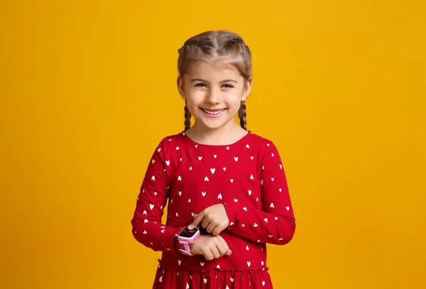 Маленькая Девочка Умными Часами Желтом Фоне — стоковое фото