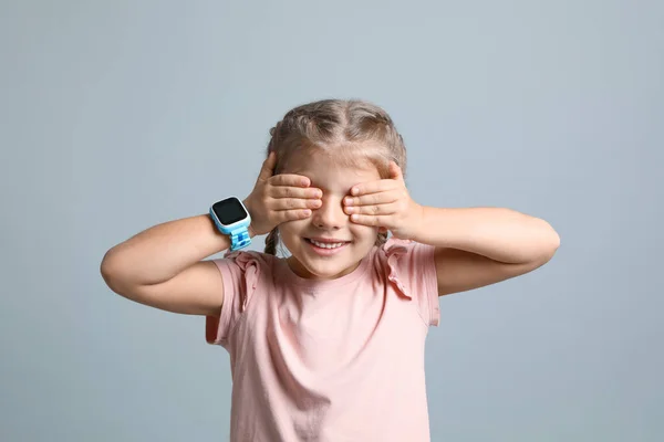 Mała Dziewczynka Inteligentnym Zegarkiem Szarym Tle — Zdjęcie stockowe