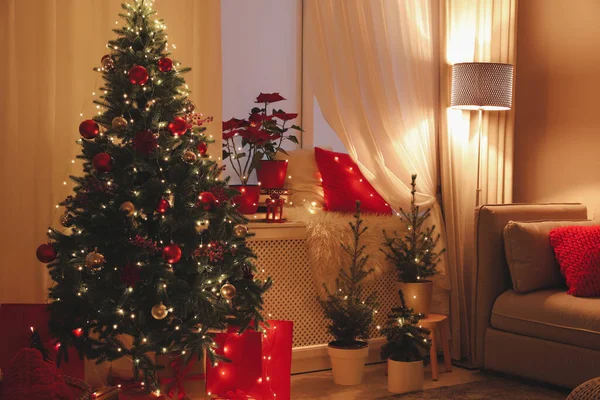 クリスマスの装飾付きのリビングルーム 祭りのインテリアデザイン — ストック写真