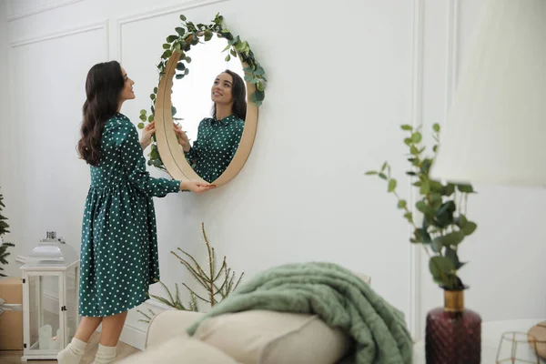 Vrouw Versieren Spiegel Met Eucalyptus Takken Thuis — Stockfoto