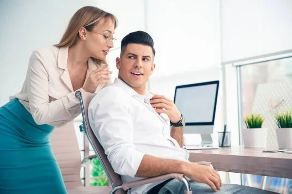 Junge Frau Flirtet Während Der Arbeit Büro Mit Ihrem Kollegen — Stockfoto