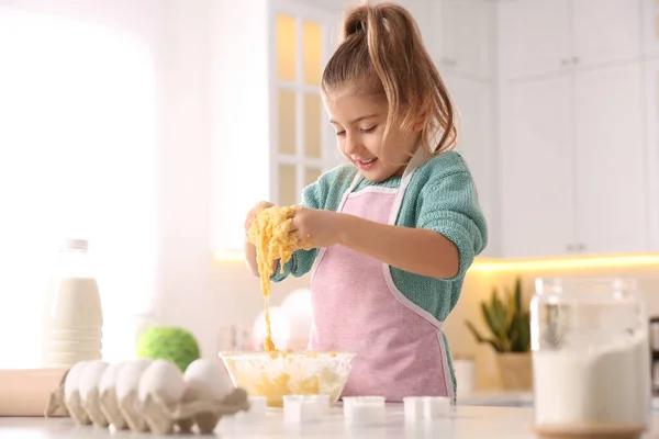 Ragazzina Che Pasta Tavola Cucina — Foto Stock