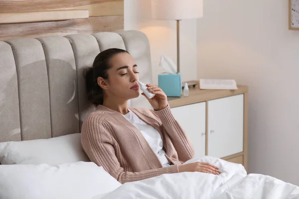 Mujer Joven Enferma Usando Aerosol Nasal Cama Casa — Foto de Stock