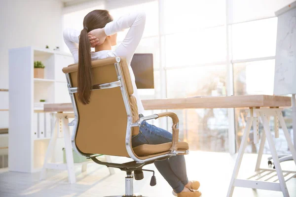 Młoda Kobieta Relaksuje Się Fotelu Biurowym Miejscu Pracy Widok Tyłu — Zdjęcie stockowe