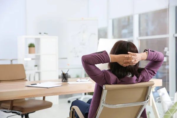 妇女在工作场所的办公椅上放松 — 图库照片