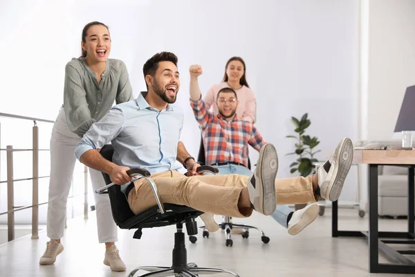 Funcionários Escritório Feliz Montando Cadeiras Local Trabalho — Fotografia de Stock