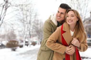 Güzel mutlu çift kış günü dışarıda
