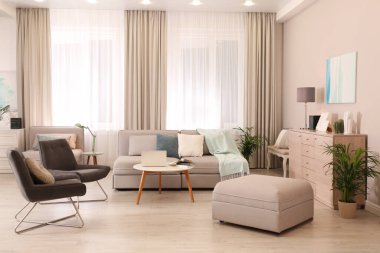 Oturma odasının içinde rahat bir kanepe var.