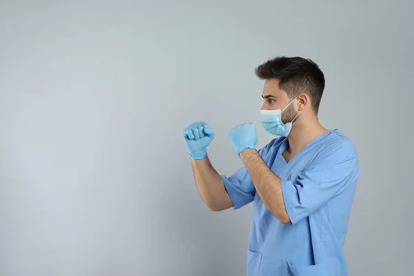 Arzt Mit Schutzmaske Kampfpose Auf Hellgrauem Hintergrund Platz Für Text — Stockfoto