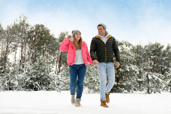 Belo Casal Feliz Floresta Nevada Dia Inverno — Fotografia de Stock