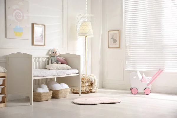 Babyzimmereinrichtung Mit Stilvollen Möbeln Und Spielzeug — Stockfoto