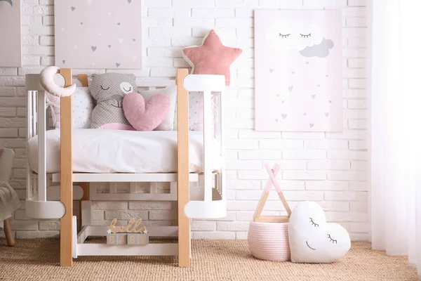 婴儿房室内有玩具和时髦家具 — 图库照片
