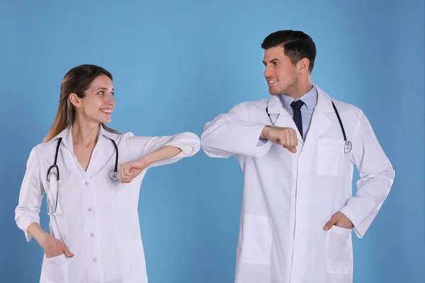 Médicos Cumprimentando Uns Aos Outros Batendo Cotovelos Vez Aperto Mão — Fotografia de Stock
