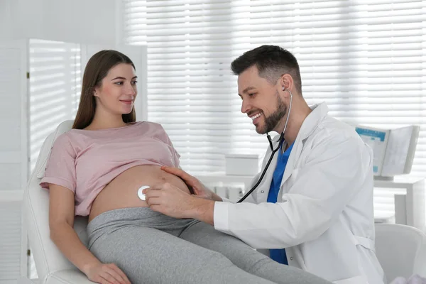 Doktor Klinikte Steteskoplu Hamile Kadını Muayene Ediyor — Stok fotoğraf