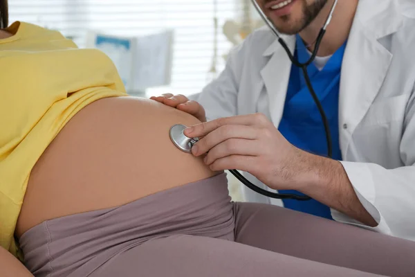 Γιατρός Που Εξετάζει Έγκυο Γυναίκα Στηθοσκόπιο Στην Κλινική Κοντινό Πλάνο — Φωτογραφία Αρχείου