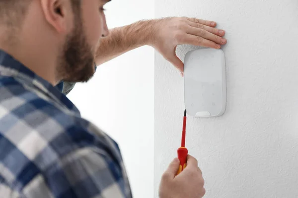 Homem Instalando Sistema Alarme Segurança Parede Luz Casa Close — Fotografia de Stock