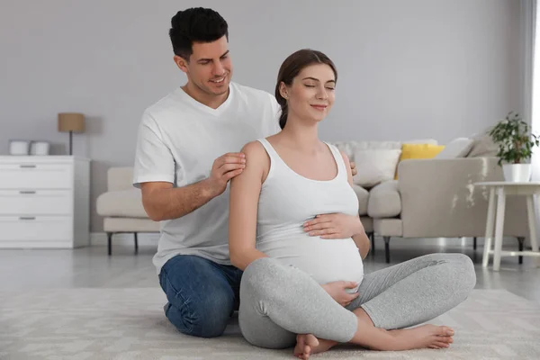 Man Masseert Zijn Zwangere Vrouw Woonkamer Voorbereiding Geboorte Van Een — Stockfoto