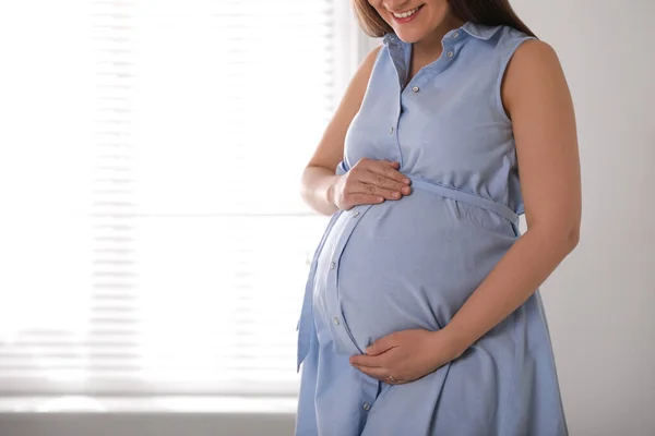 Ung Gravid Kvinna Nära Fönstret Inomhus Närbild Plats För Text — Stockfoto