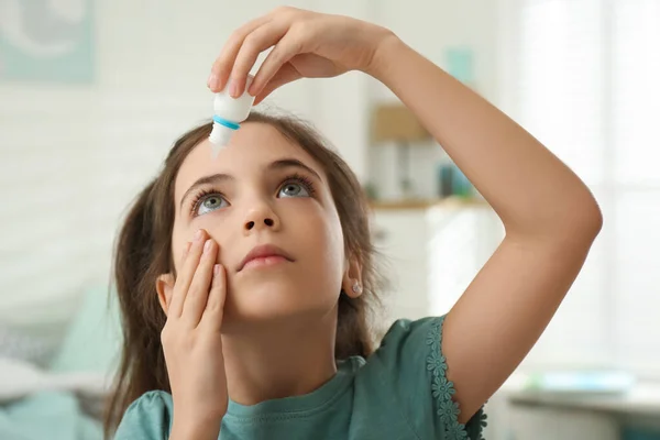 Liebenswertes Kleines Mädchen Mit Augentropfen Haus — Stockfoto