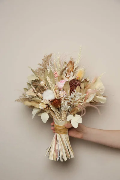 Kobieta Gospodarstwa Piękny Suszony Kwiat Bukiet Beżowym Tle Zbliżenie — Zdjęcie stockowe