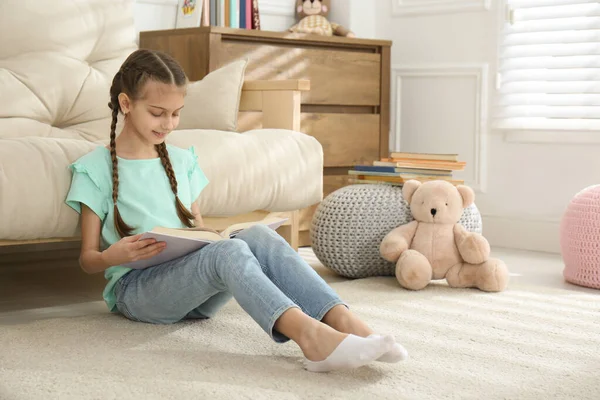 Χαριτωμένο Κοριτσάκι Ανάγνωση Βιβλίο Στο Πάτωμα Στο Σπίτι — Φωτογραφία Αρχείου