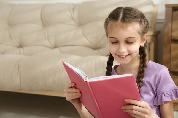 Söt Liten Flicka Läser Bok Hemma Plats För Text — Stockfoto