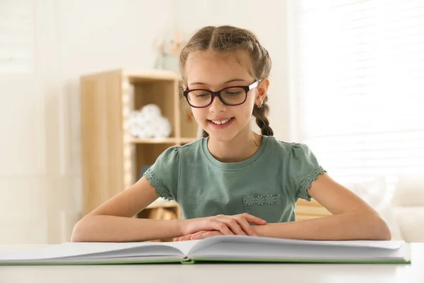 Aranyos Kislány Olvasás Könyvet Íróasztal Szobában — Stock Fotó